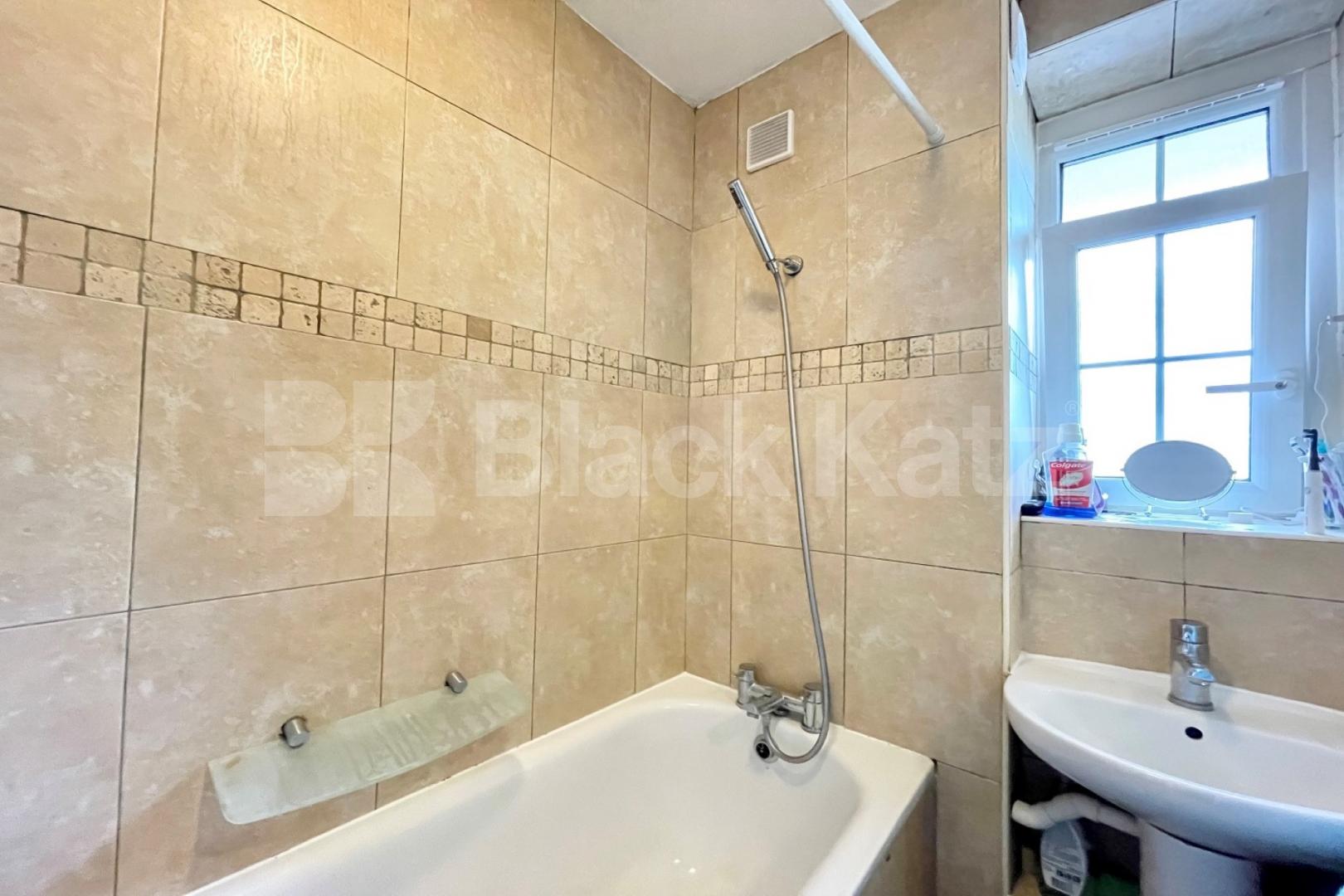 Superbly located to either London Bridge or Borough  Long Lane , Borough / London Bridge